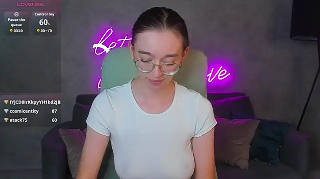 Lucy_Green - nipple flash