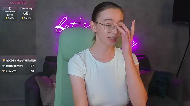 Lucy_Green - nipple flash