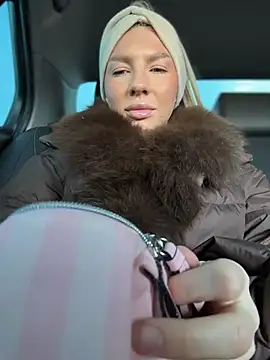 NewLale - Show pussy