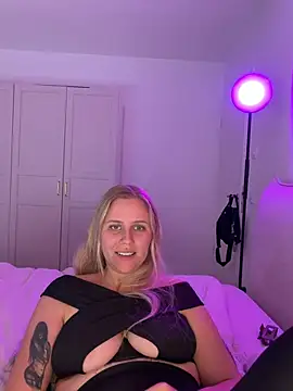Lunawolf21 - Boobs out & finger me wet 💦