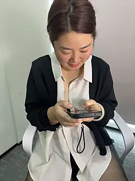 YuYu-881 - 脱一件衣服