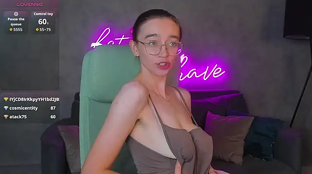 Lucy_Green - nipple flash