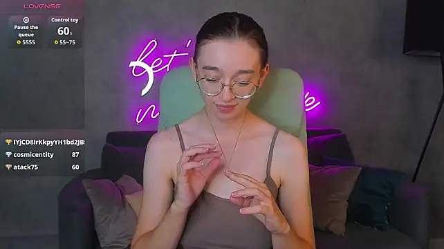 Lucy_Green - nipple flash