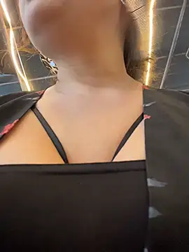 Lola666999 - 户外茶楼玩刺激，完成任务手指抽插出水