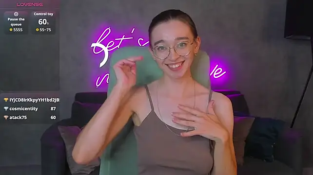 Lucy_Green - nipple flash