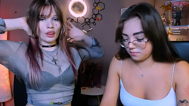 Kiki_swan - handbra 2 girls
