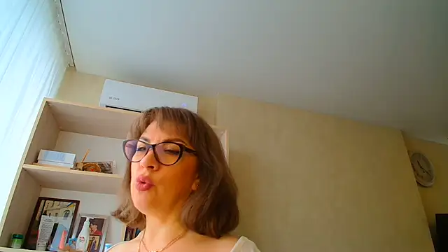 Brionia - The menu and private chat are active