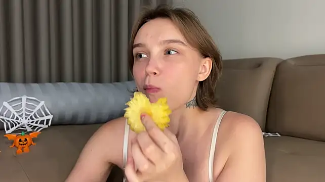 Lolatatee - Massage my juicy ass close to camera