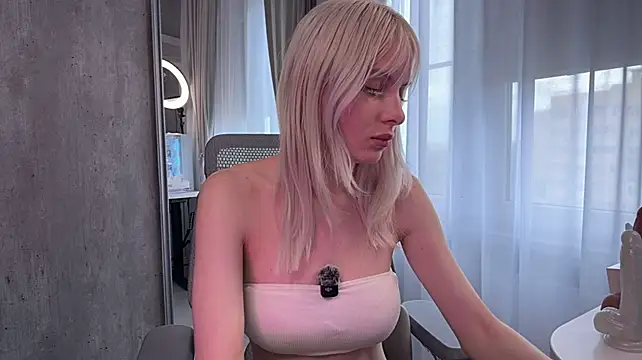 ElizabethLindberg - Camel toe close-up