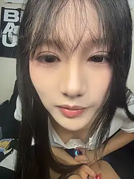 Xiaoxiao1001 - 脱掉上衣5分钟（手挡胸）