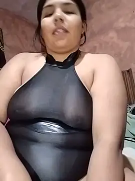 ESMERALDA1331 - Me masturbo asta terminar