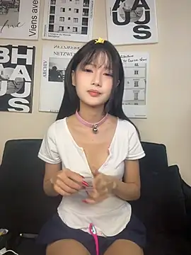 Xiaoxiao1001 - 脱掉上衣5分钟（手挡胸）
