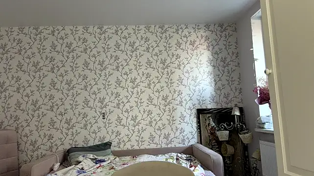 ElizbethPizza - Show my leg tattoo