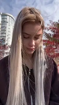 KikiWatson - Flash hard nipples in public 💋