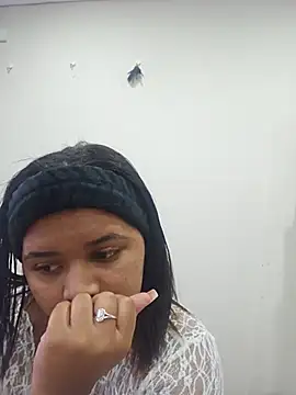 Feisty_stunner - Reach 100 token to undress