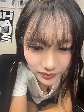 Xiaoxiao1001 - 脱掉上衣5分钟（手挡胸）
