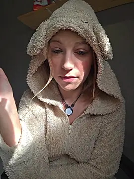XLisaxx - 3 doigts dans ma chatte !