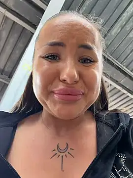 Beautydiamond - Put plug in ass in station train
