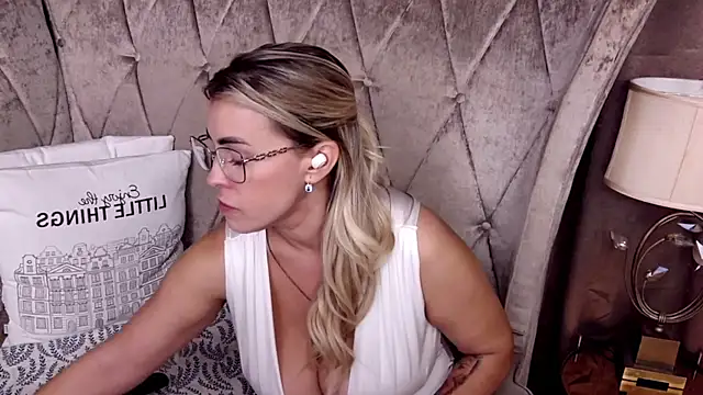 BustyGizelle - naked show play my pussy