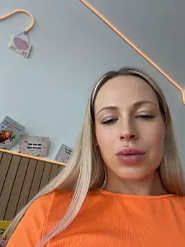 Streetdoll - finger in my pussy