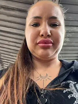 Beautydiamond - Take off bra in station train