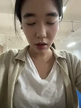 Lucy2027 - 剪开百褶裙挡部