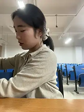 Lucy2027 - 剪开百褶裙挡部