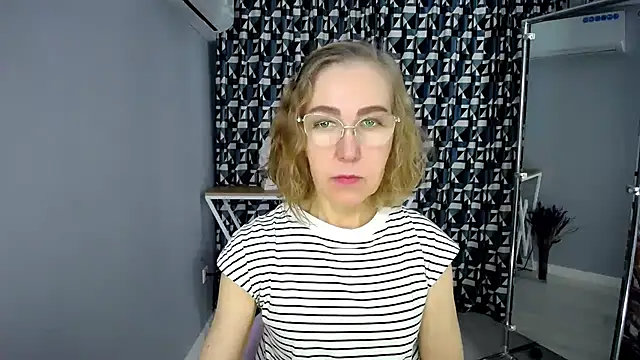 Queen_a_n_i - wear only a bra