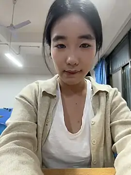 Lucy2027 - 酥胸放桌面上电动乳夹