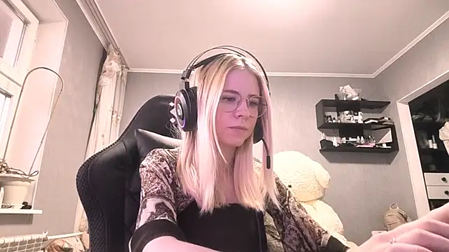 PlumyPrance - Stand up and show my sexy body