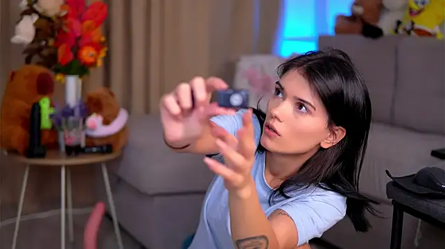 HotMollyX - Slip a finger inside my kitty😚