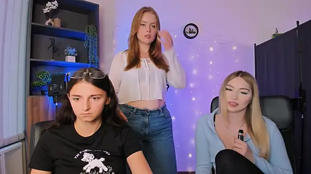 Caroline_honeyy - to play tits