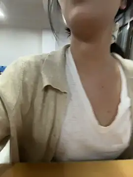 Lucy2027 - 酥胸放桌面上电动乳夹