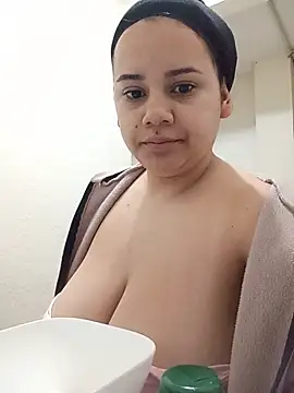 NahomyEvans - Suck my tits