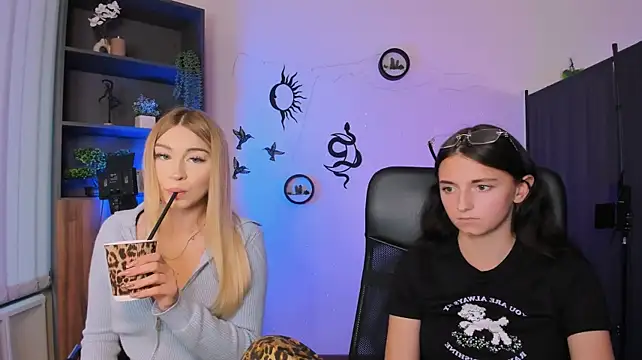 Caroline_honeyy - to play tits
