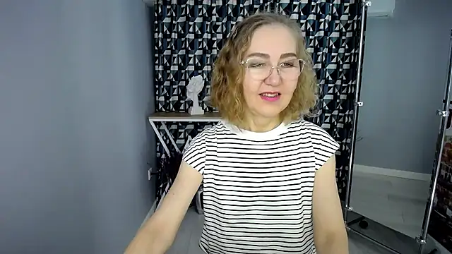Queen_a_n_i - wear only a bra