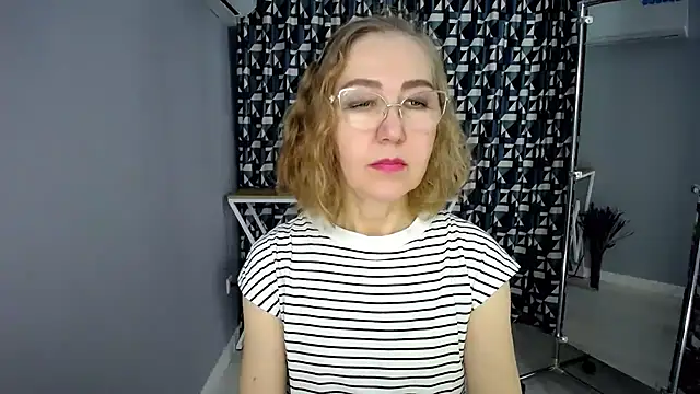 Queen_a_n_i - wear only a bra