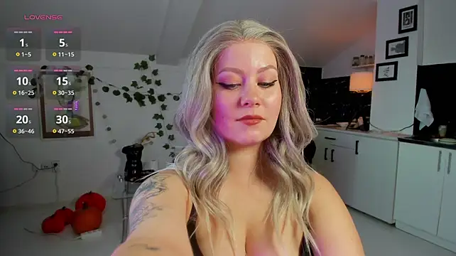 AmiableMuffleGirl - whip spanks no panties