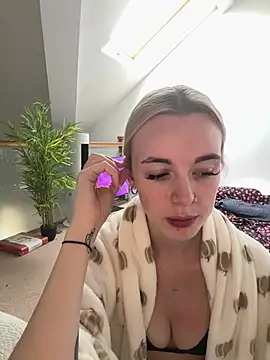 Lolabunnyblondie - deepthroat 3 mins