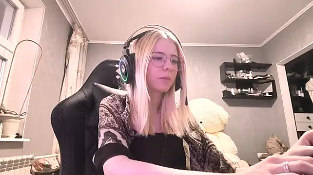 PlumyPrance - Stand up and show my sexy body