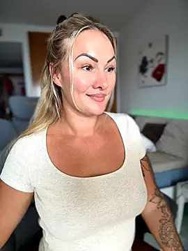 NastyMilf_ - 🦋HOW WET CAN U GET ME..? 🦋