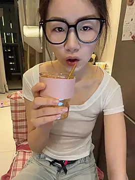 Zhenzhu443 - 随机脱一件