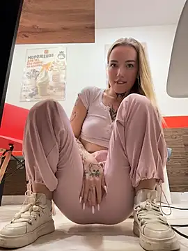 Your_dream4 - show tight camel toe in crowed BK