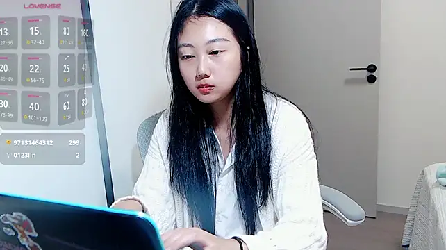 Tutu512 - 玩刺激中 挑战和朋友聊天偷偷玩