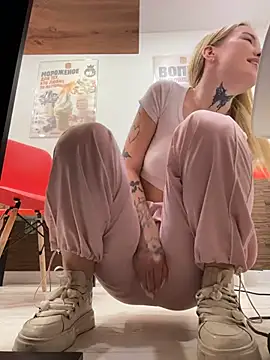Your_dream4 - show tight camel toe in crowed BK