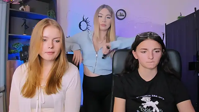 Caroline_honeyy - to play tits