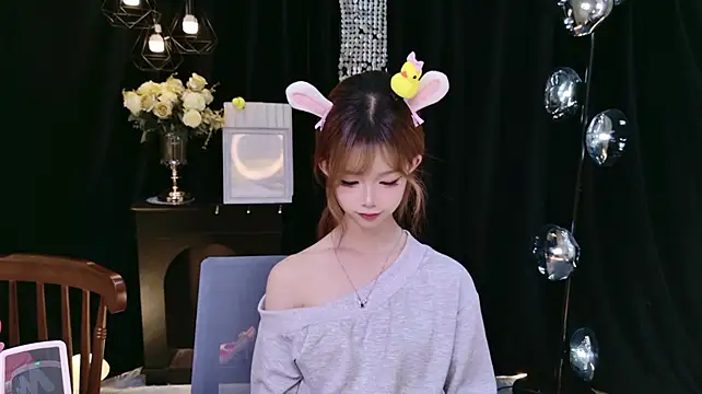 Nuo-Nuo-111 - 头戴10支小鸭子➕唱一首歌