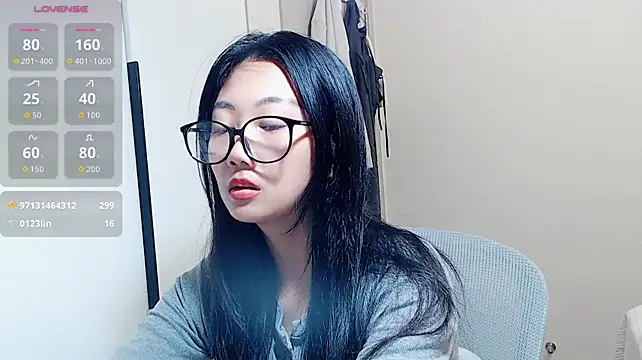 Tutu512 - 玩刺激中 挑战和朋友聊天偷偷玩