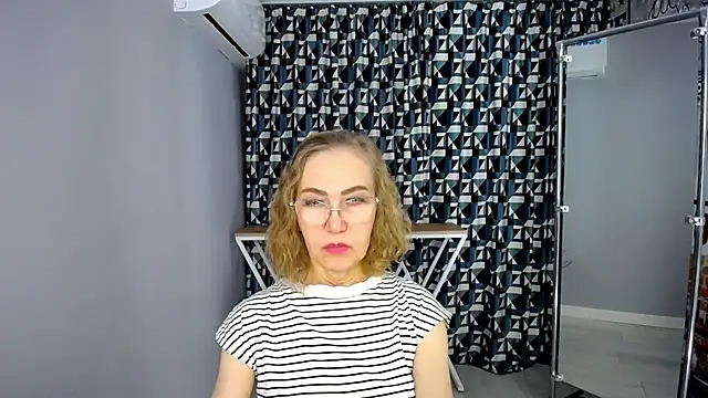 Queen_a_n_i - wear only a bra