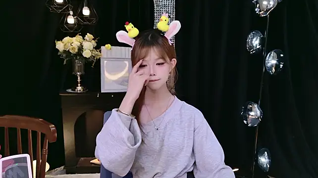 Nuo-Nuo-111 - 头戴10支小鸭子➕唱一首歌